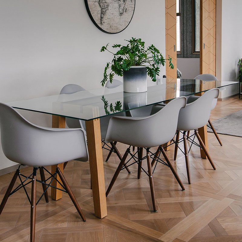 Table à dîner avec plateau en verre clair – Élégance et transparence