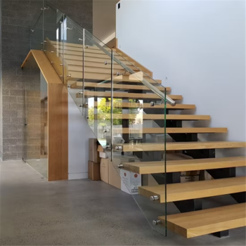 Escalier moderne avec garde-corps en verre trempé clair